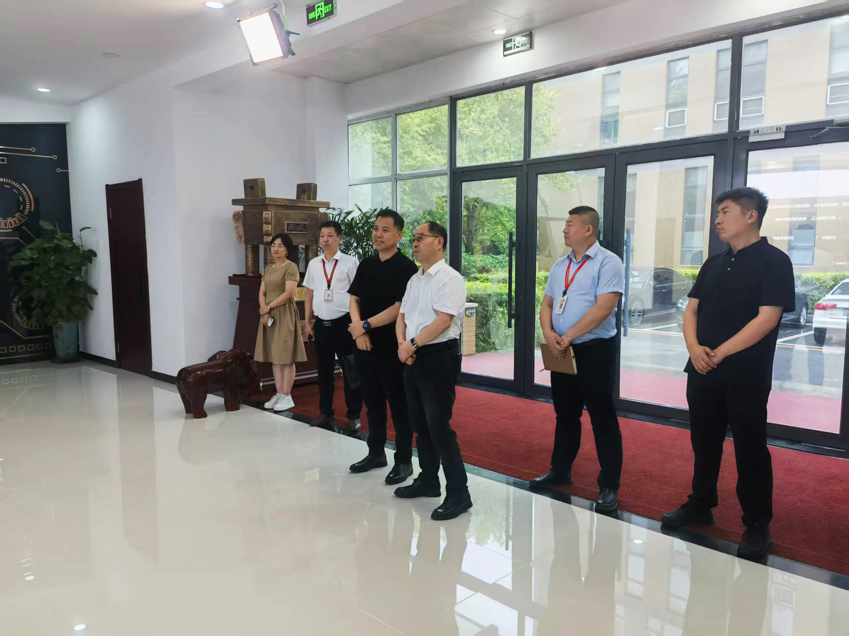 中國聯(lián)通長春分公司黨委書記、總經(jīng)理張宏光一行到吉林泰華集團(tuán)調(diào)研交流